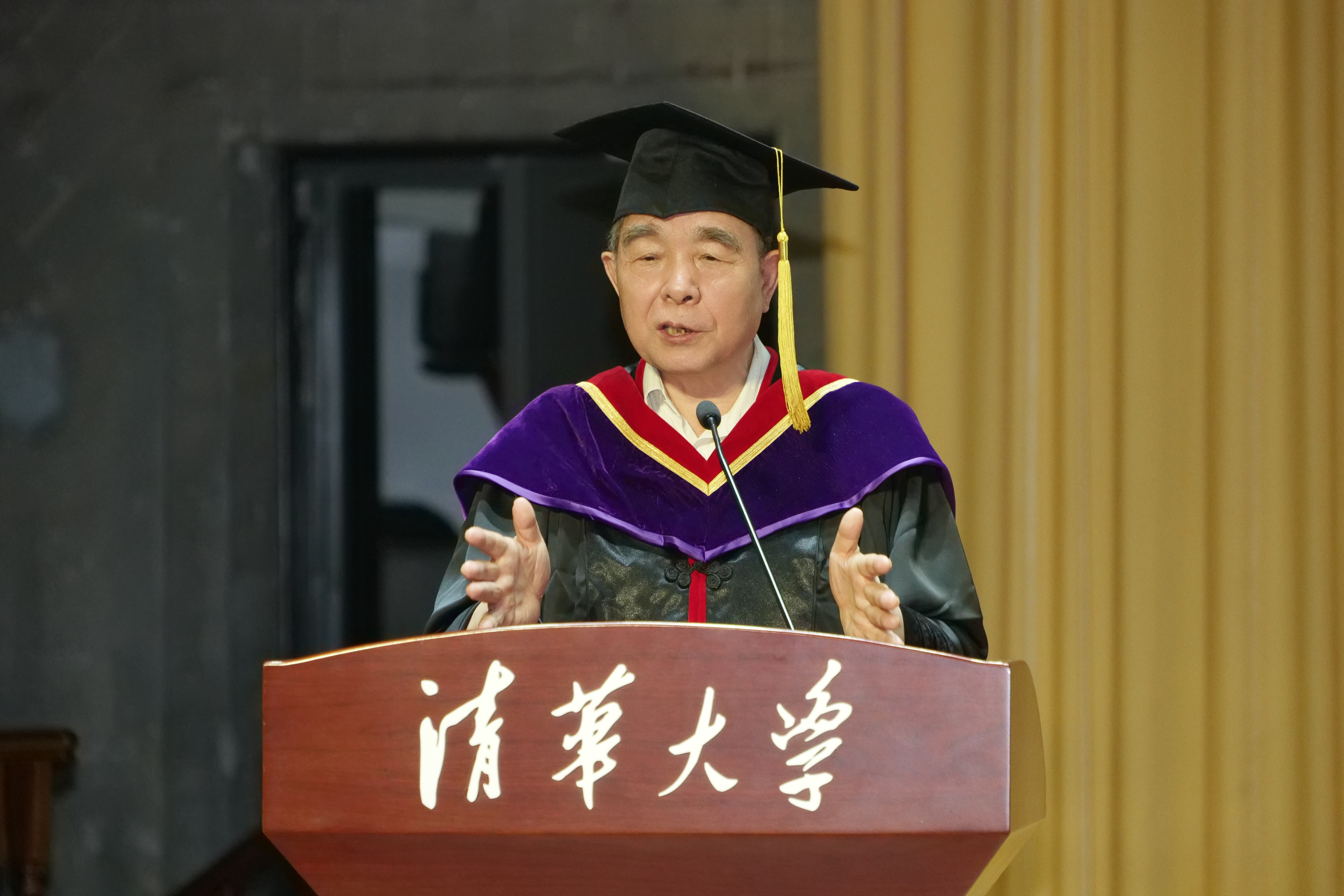 20240630-hth官网app新闻与传播学院2024年毕业典礼成功举行-新闻学院-柳斌杰总结致辞.JPG
